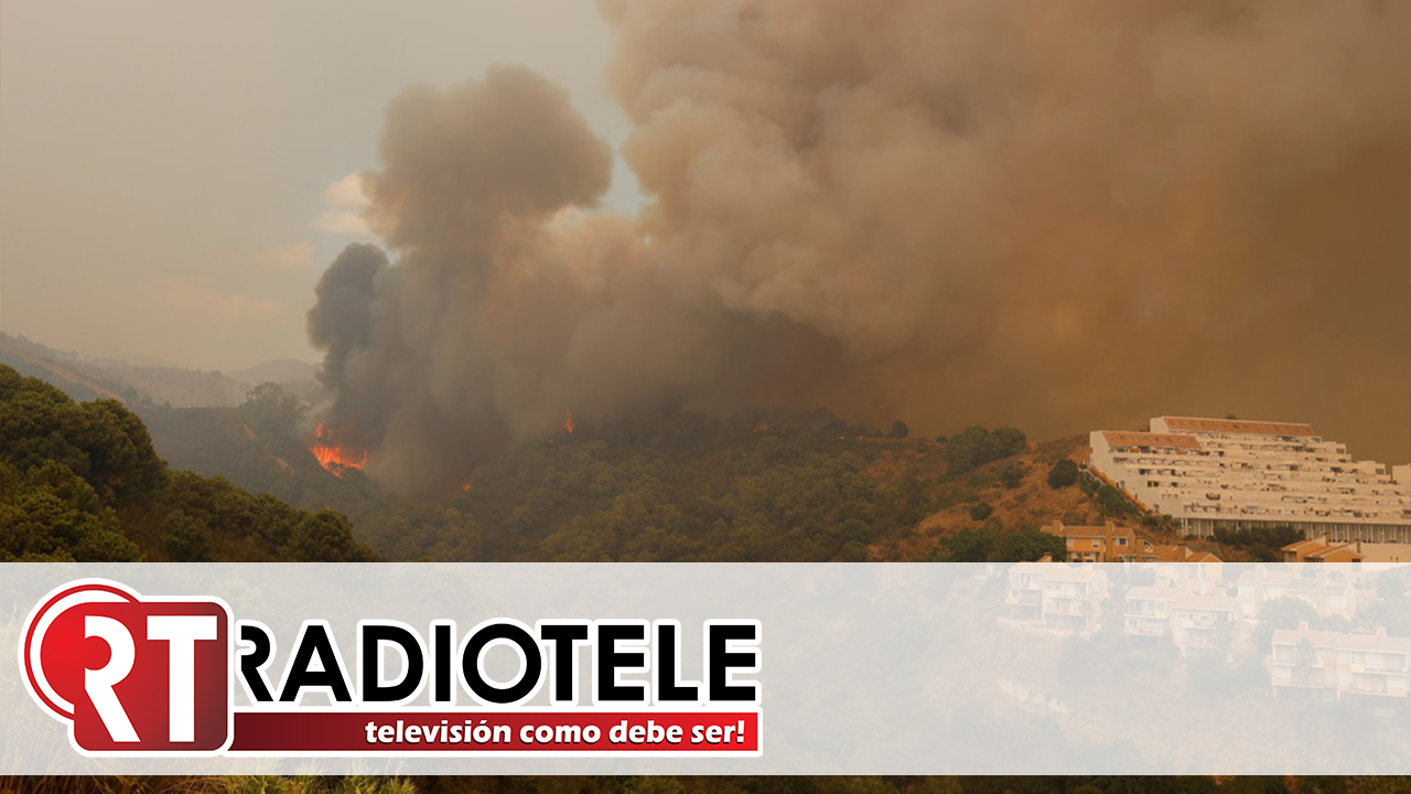 Casi 800 desalojados por un incendio al sur de España que amenaza a un tesoro botánico