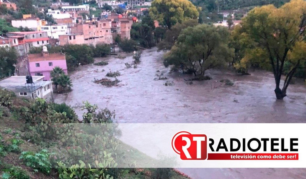 La presa San Aparicio se desbordó, esto derivado de las fuertes lluvias que se presentan en Zacatecas.