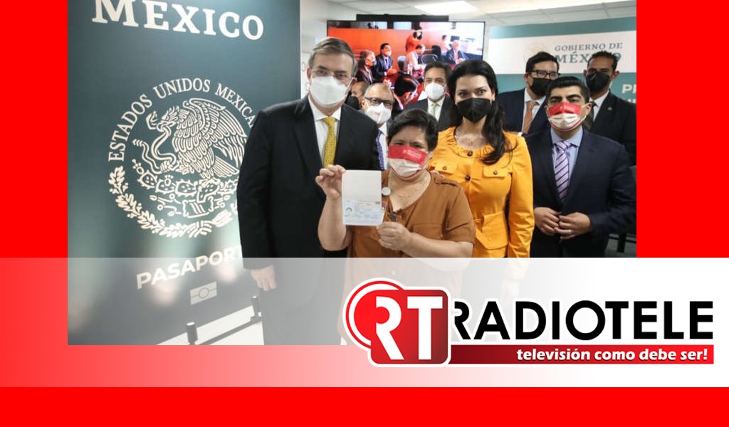 Entrega SRE primer pasaporte electrónico en México