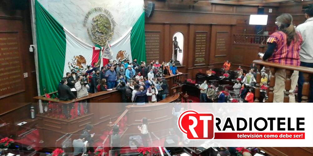 La CNTE irrumpe en sesión del Congreso de Michoacán en Morelia.