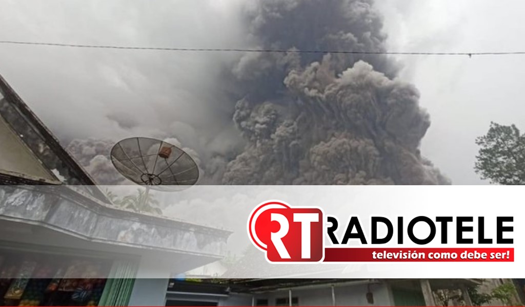 El volcán Monte Semeru de Indonesia entra en erupción, provocando evacuaciones y cortes de energía