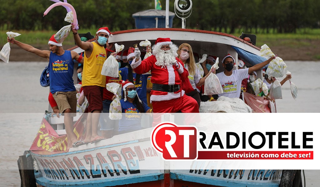 ¡En lancha! Santa Claus distribuye regalos en Amazonas de Brasil
