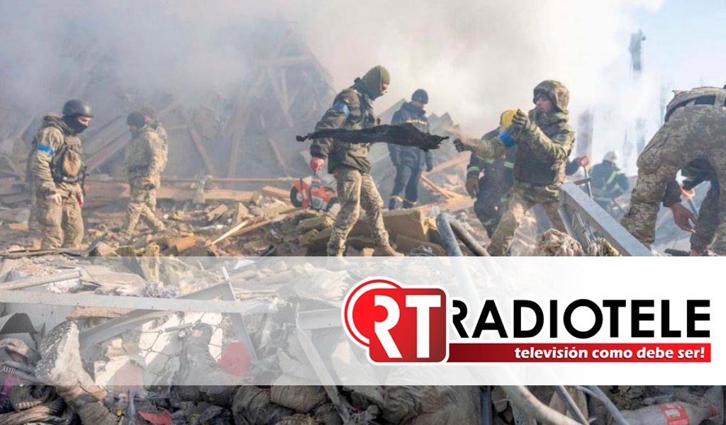 Rusia bombardea cuartel en Ucrania; hay decenas de muertos