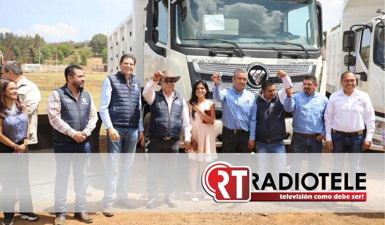 Alfonso Martínez realiza entrega sin precedentes de maquinaria para reconstruir caminos rurales