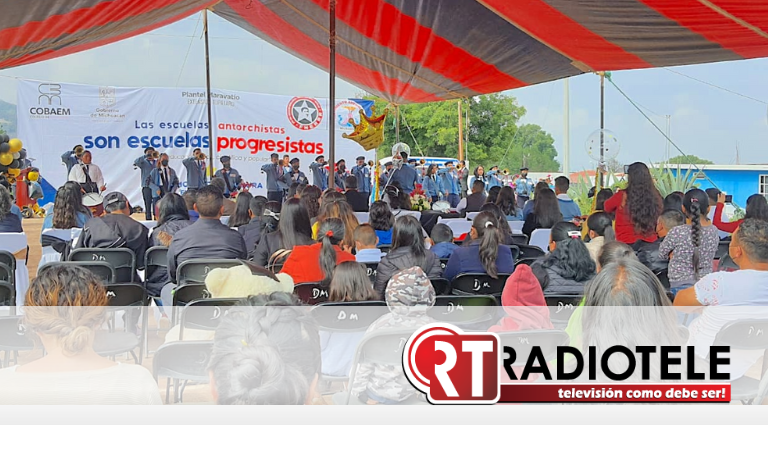 Celebran graduación alumnos de escuela antorchista en Tupátaro