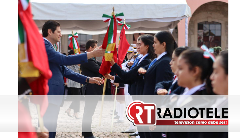 Alfonso Martínez toma protesta a escuelas que recibieron Banderas