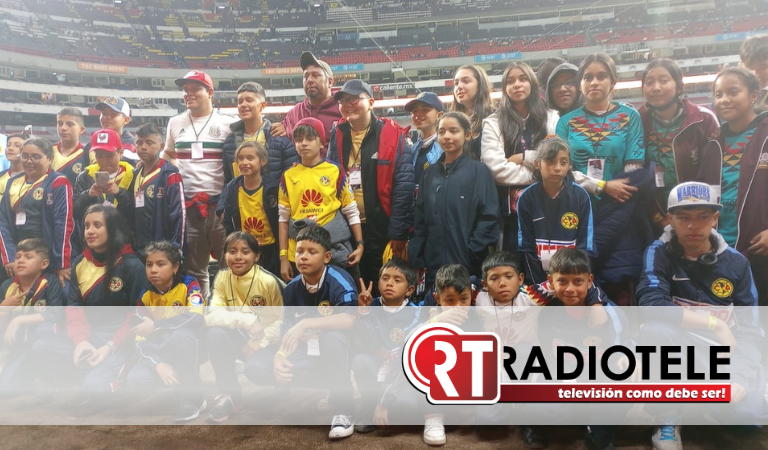 Alumnos de escuela antorchista visitan el Estadio Azteca