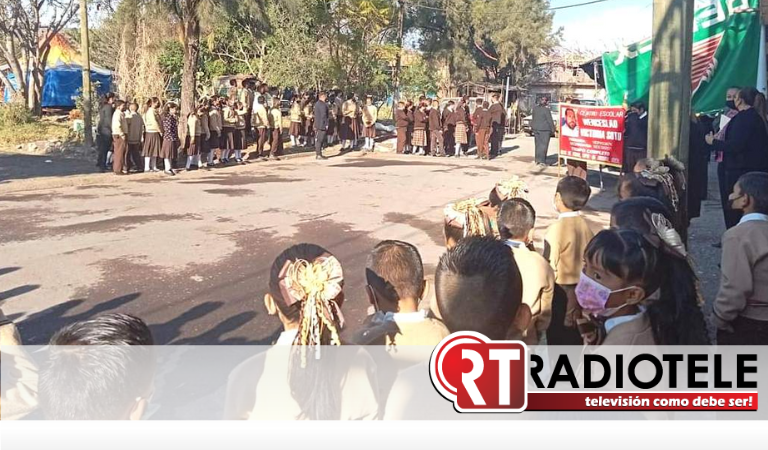 Celebran XXI aniversario de escuela antorchista en Ario de Rayón