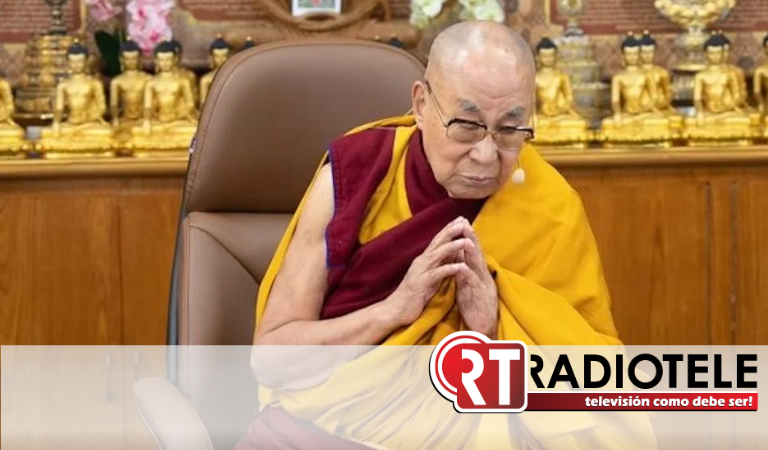 El Dalai Lama besa a un niño en la boca, se disculpa