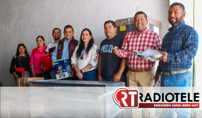 Renueva Yadira Ramírez equipo y mobiliario de Espacio Alimentario en Nuevo Zirosto