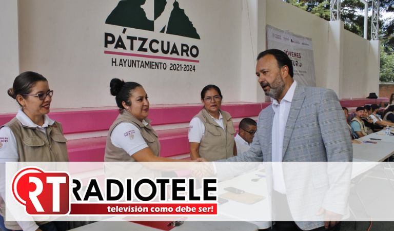 Entregan becas del programa Jóvenes Construyendo el Futuro en Pátzcuaro