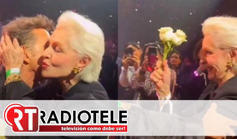 Con beso y hasta flores: Luis Miguel saluda a Carolina Herrera en show