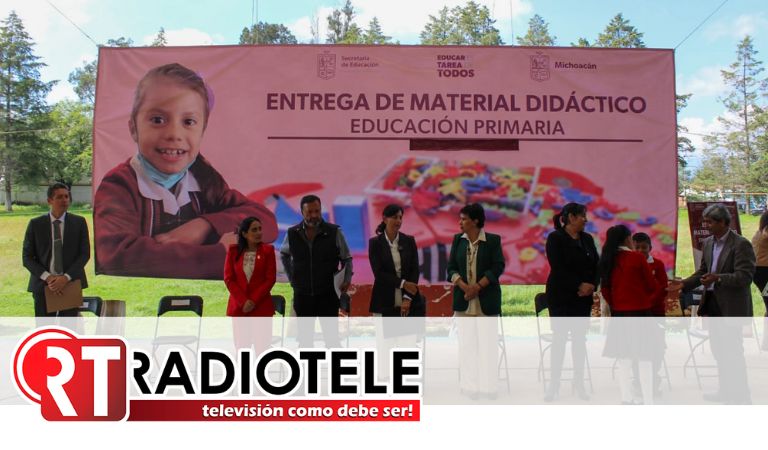 Entrega de material didáctico de nivel primaria en Pátzcuaro