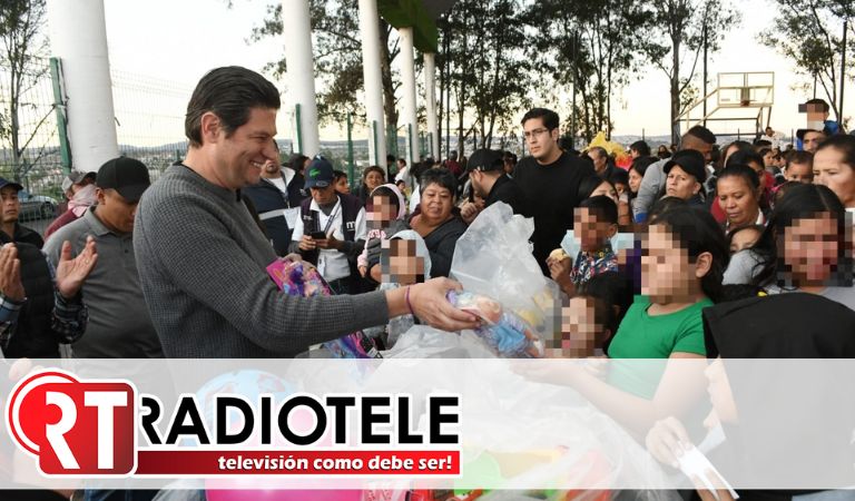 Celebra Alfonso Martínez, Día de Reyes con niñas y niños del Norte de Morelia