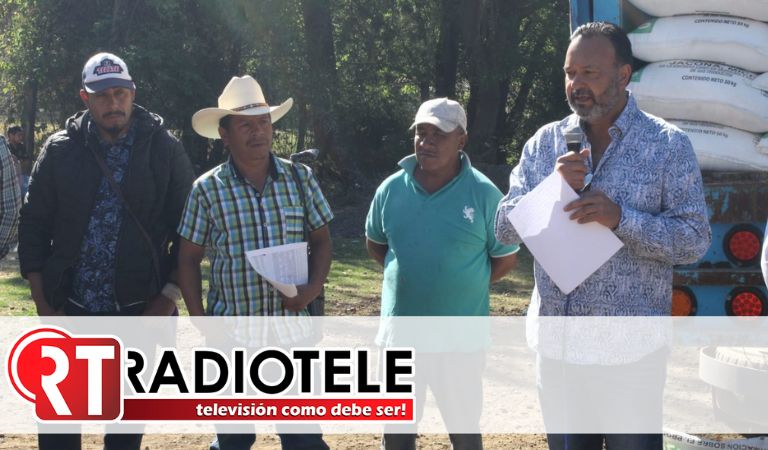Apoya Julio Arreola con fertilizante a productores agrícolas en situación precaria
