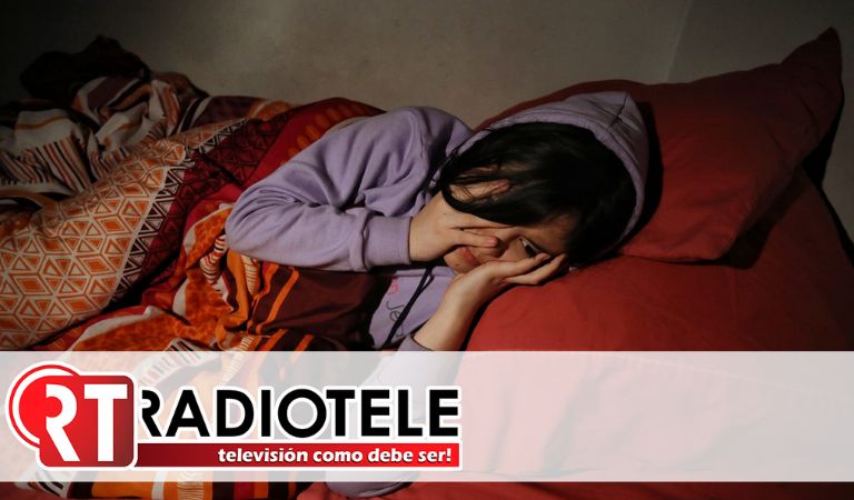 Uso nocturno de pantallas, celulares y televisión puede causar trastornos del sueño: Issste