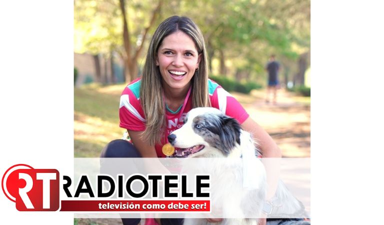 Daniela De Los Santos Torres Firma Agenda Animalista en Evento Familiar