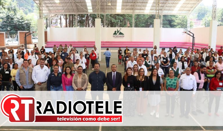 En Pátzcuaro, autoridades municipales, de salud y estatales entregan tarjetas del programa La Clínica es Nuestra