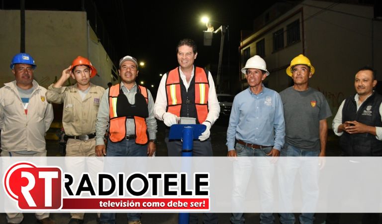 Alfonso Martínez instala luminarias en la colonia Independencia