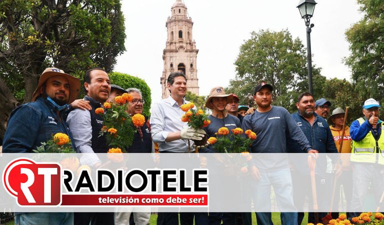 Con miles de flores de cempasúchil ayuntamiento adorna las plazas públicas