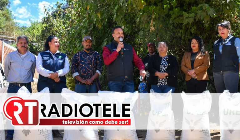 Más apoyo para el campo: Julio Arreola entrega fertilizante a productores de Condémbaro