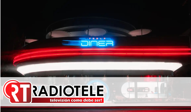 Tesla abre cafetería futurista: robots que sirven palomitas y pantallas gigantes
