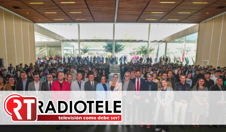 A romper paradigmas y a seguir creando, convoca Yarabí Ávila a estudiantes nicolaitas