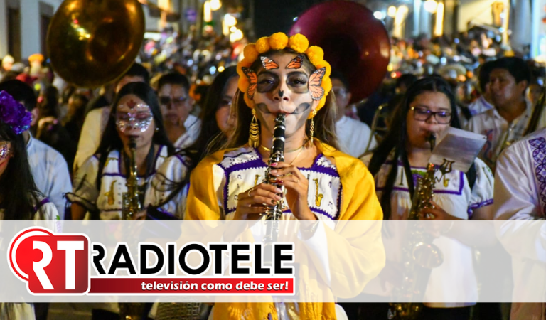 Julio Arreola encabezó el desfile “Camino al Cielo” en Pátzcuaro