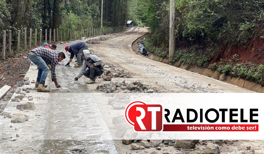 Continúa construcción del camino rural Atécuaro-Puerto Madroño