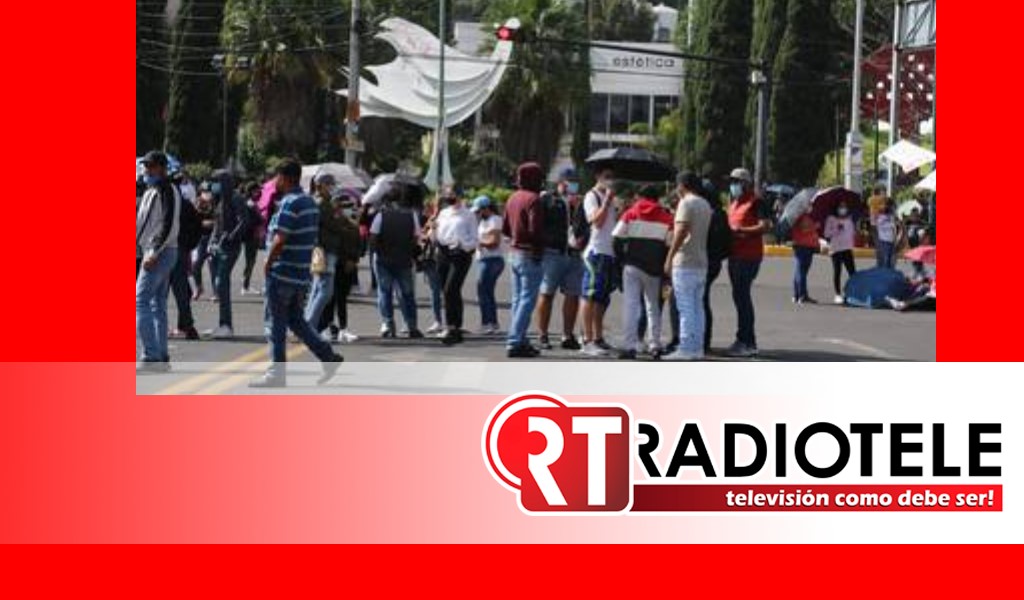 CNTE bloquea avenida Camelinas en Morelia para exigir pago de quincenas