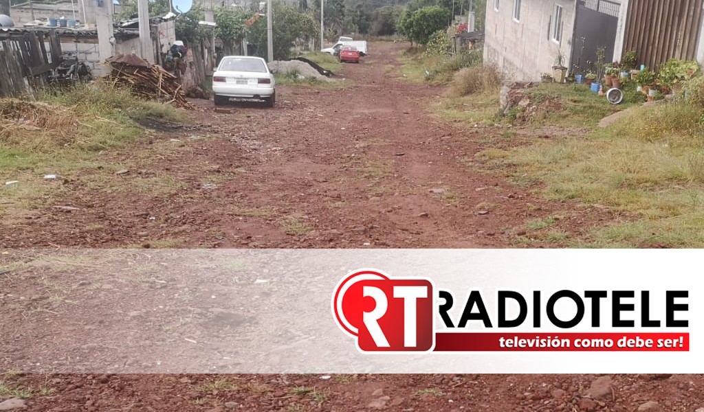 Habitantes de Irimbo continuarán gestiones para concluir pavimentación en colonia popular