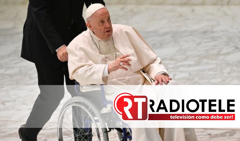 Papa Francisco aparece en silla de ruedas; dolor de rodilla no lo deja caminar