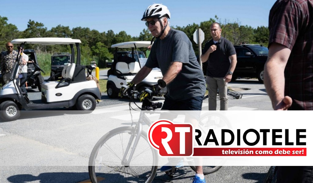 Joe Biden sufre caída de su bicicleta tras paseo en la playa