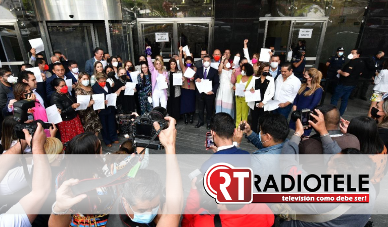 Denuncian diputadas y diputados del PRI a Layda Sansores ante la FGR