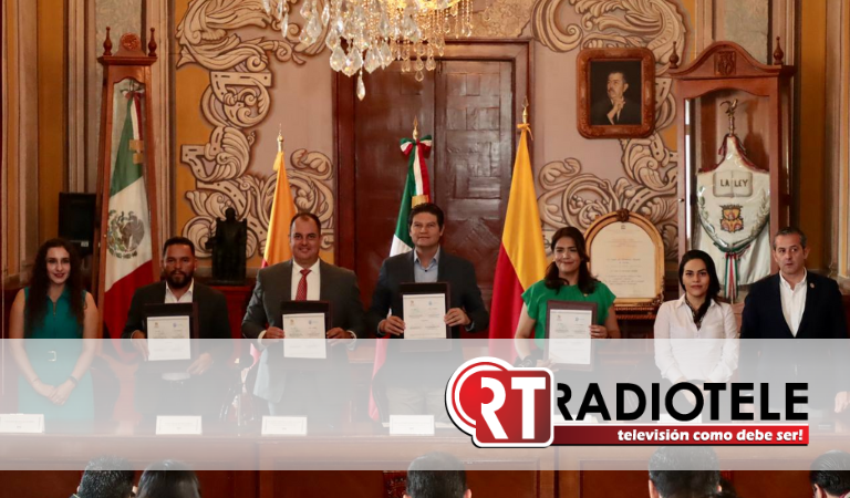 Firma Alfonso Martínez convenio con CEDH para la construcción de la paz