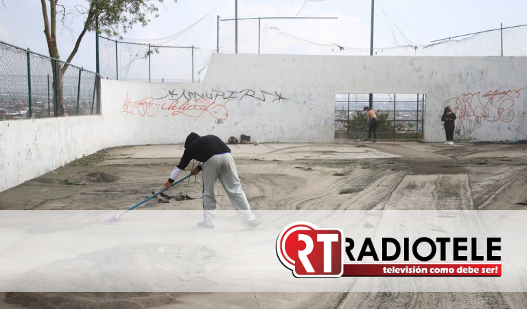 Instruye Alfonso Martínez jornada de limpieza en Campo Deportivo de colonia Solidaridad