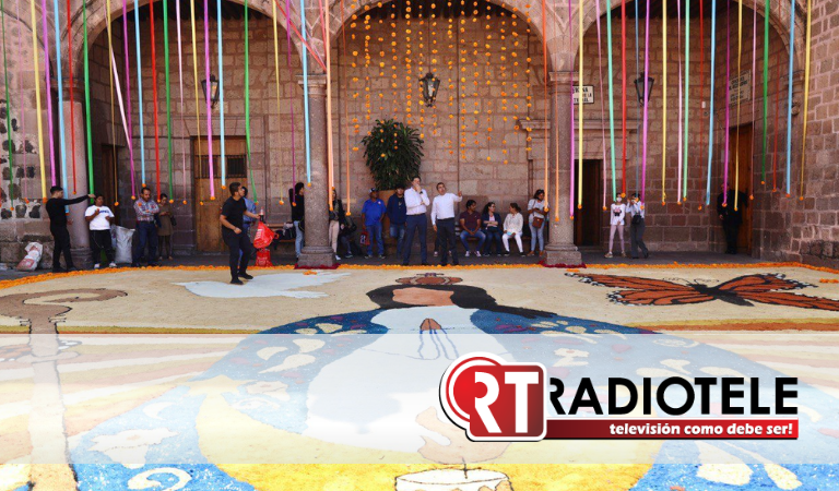 Invitan Alfonso Martínez y Arzobispo de Morelia a apreciar el monumental tapete en Catedral