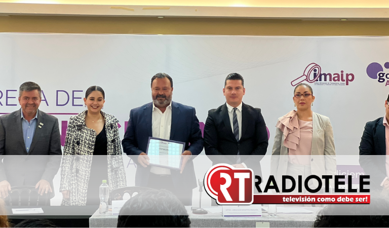 Recibe Julio Arreola reconocimiento a Pátzcuaro como municipio transparente
