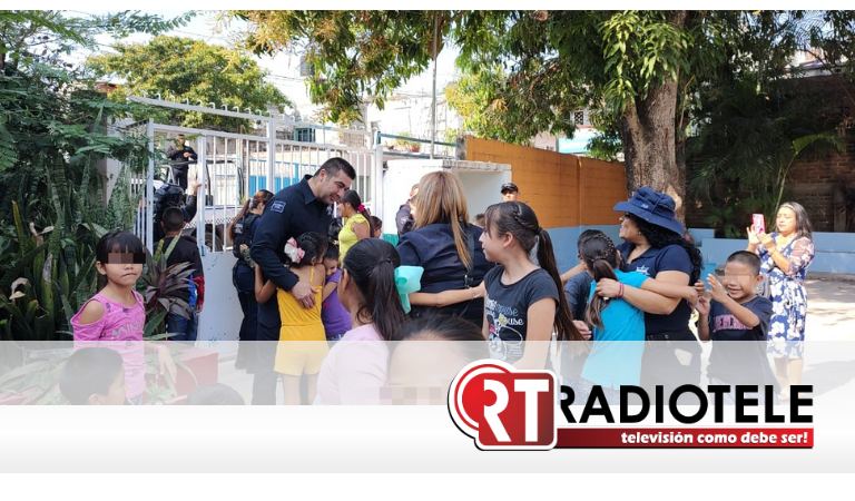 <strong>Guardia Civil lleva alegría a niñas y niños de albergue en Tuzantla, con motivo del Día de Reyes</strong>