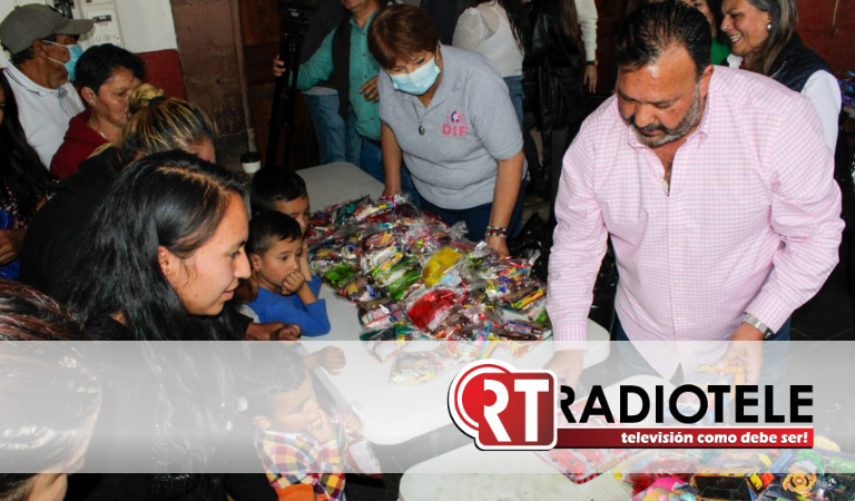 Julio Arreola, entrega juguetes y convive con niños y niñas en el Día de Reyes
