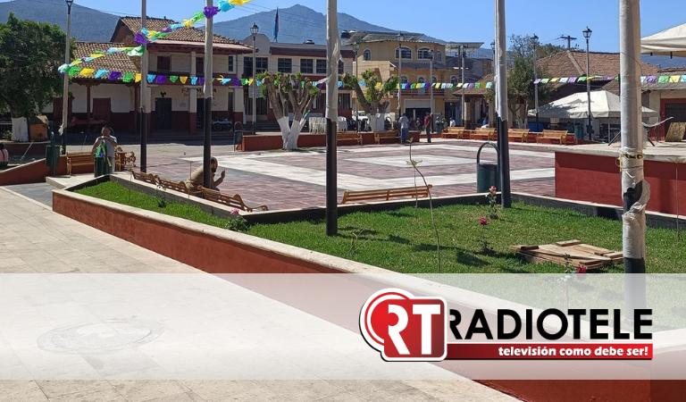 Rehabilita SCOP plaza principal de Huáncito, en Chilchota