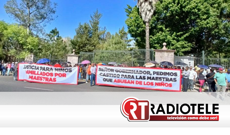 Padres de familia y profesores de la primaria “Aquiles Córdova Morán”, se manifiestan para exigir la intervención del gobernador Alfredo Ramírez Bedolla