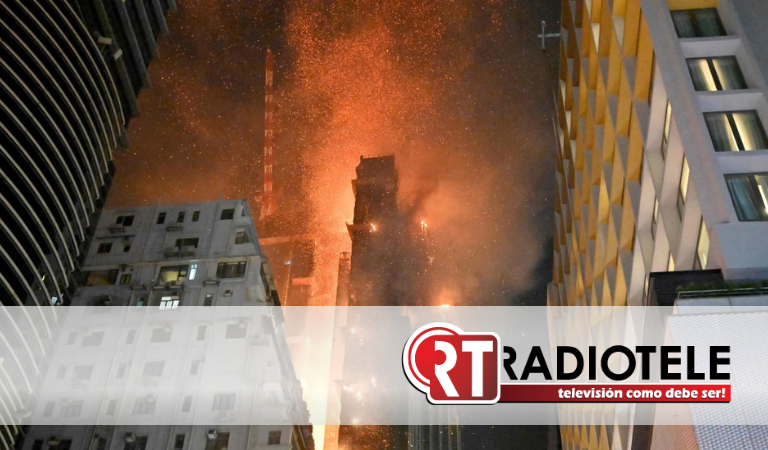 Rascacielos en Hong Kong se incendia