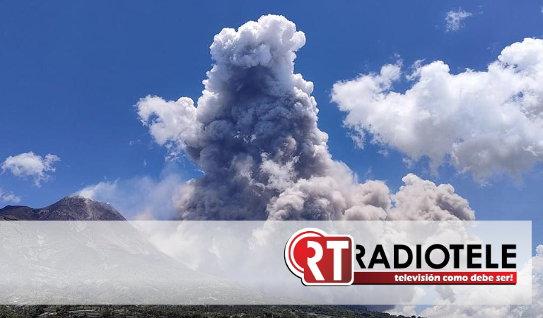 Volcán Merapi entra en erupción en Indonesia; su impresionante nube de cenizas cubre varios pueblos