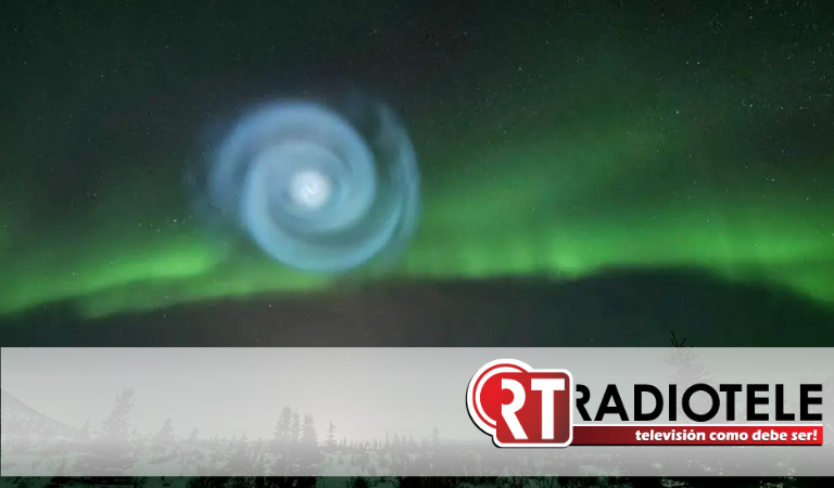 Espiral brillante aparece en el cielo de Alaska