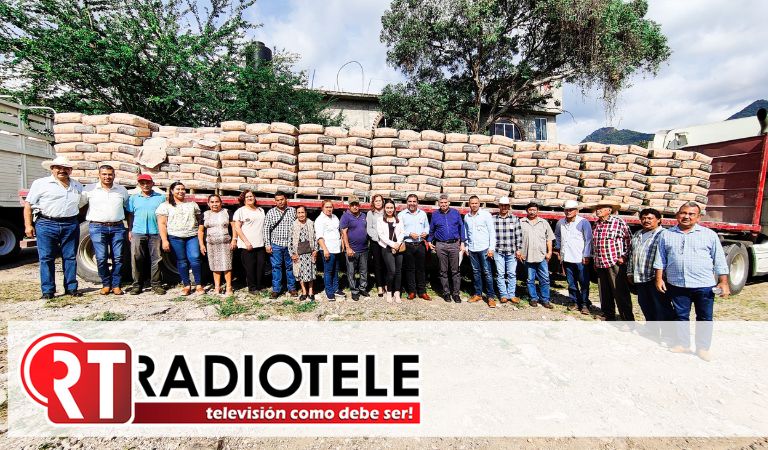 Entrega Sader cemento para revestimiento de canales de riego en Benito Juárez