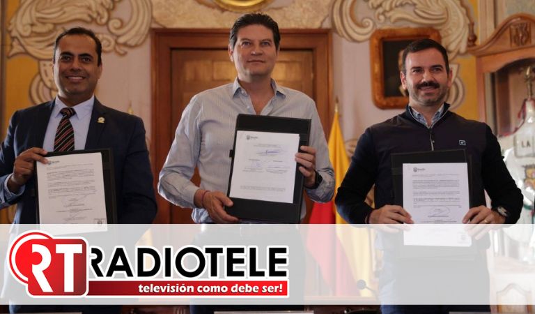 Firma convenio Alfonso Martínez a favor de la participación ciudadana