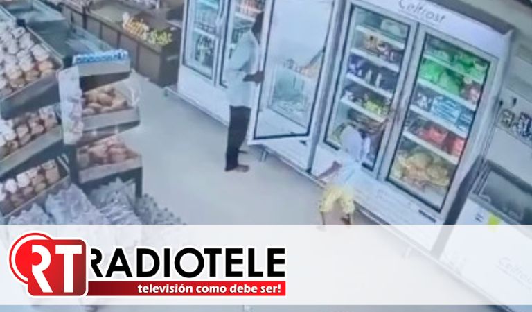 Niña de 4 años se electrocuta al abrir refrigerador en supermercado con los pies descalzos