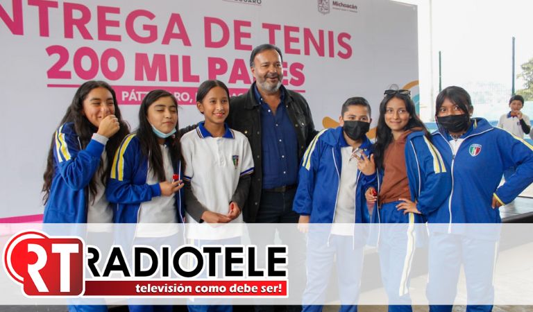Julio Arreola participa en la entrega de tenis del programa “Jalo a Estudiar”