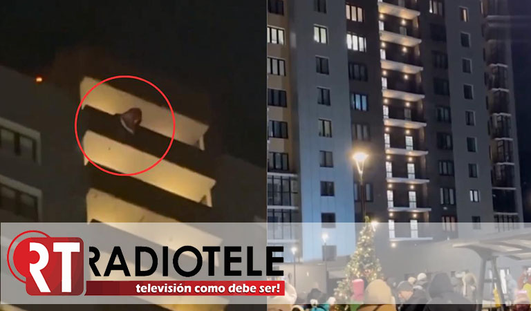 Joven vestido de Santa Claus cae desde lo alto de un edificio